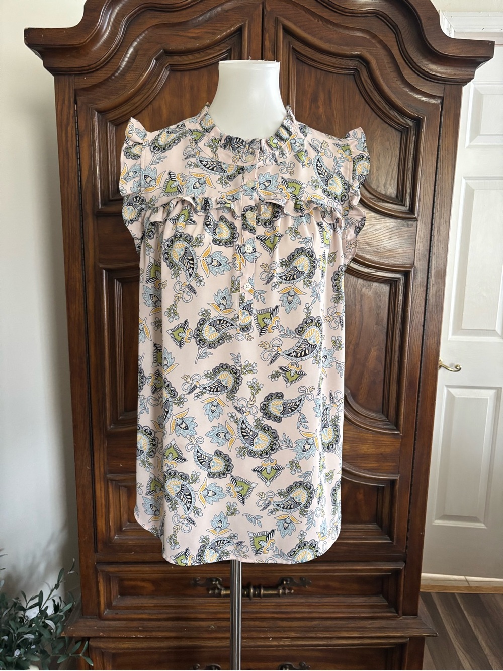 Loft sleeves blouse with paisley print and top buttons and detail